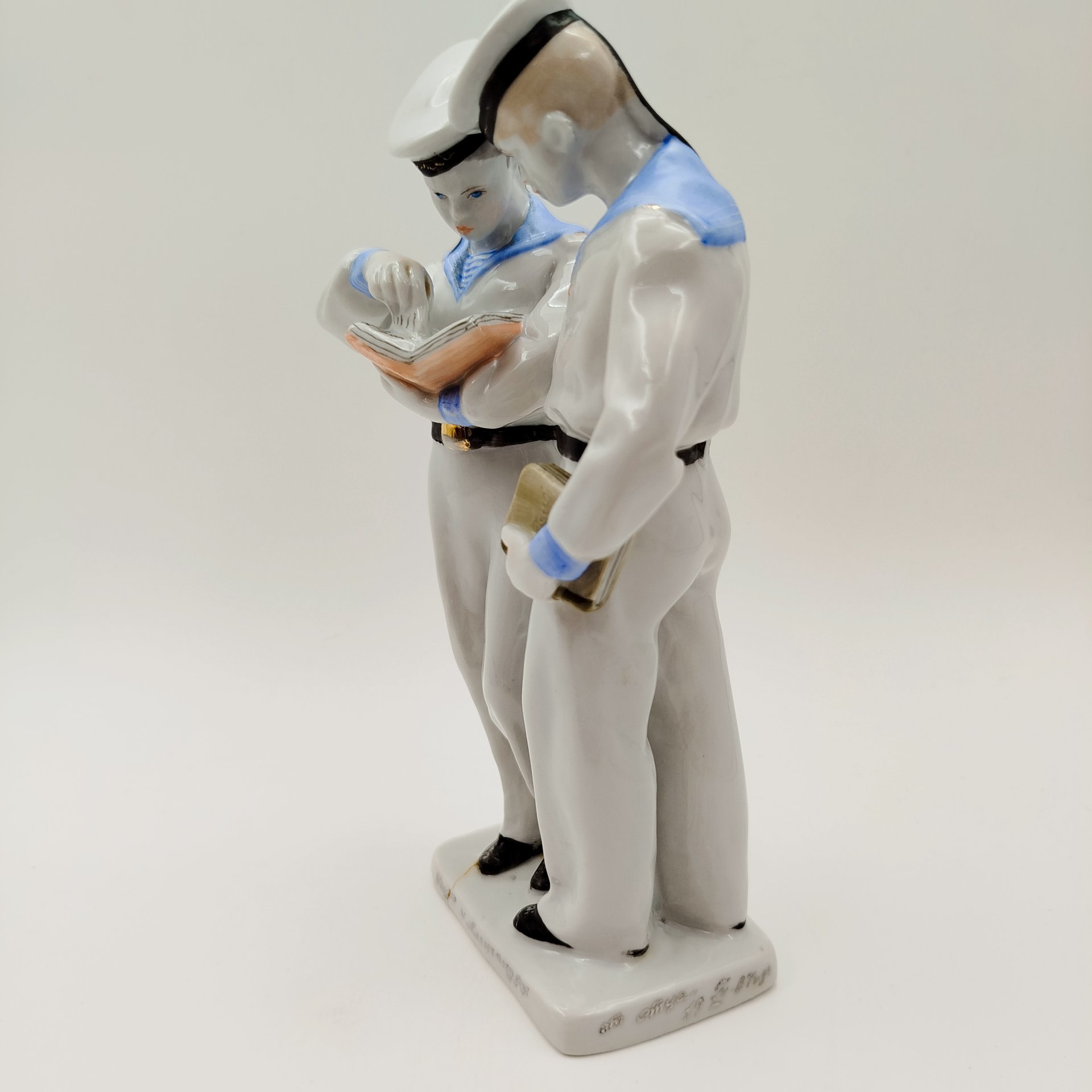 Статуэтка "Нахимовцы" ("Моряки"), скульптор Велихова С.Б., автор росписи Лупанова Е.Н., фарфор, роспись, золочение, Ленинградский фарфоровый завод (ЛФЗ), СССР, 1950-1960 гг.