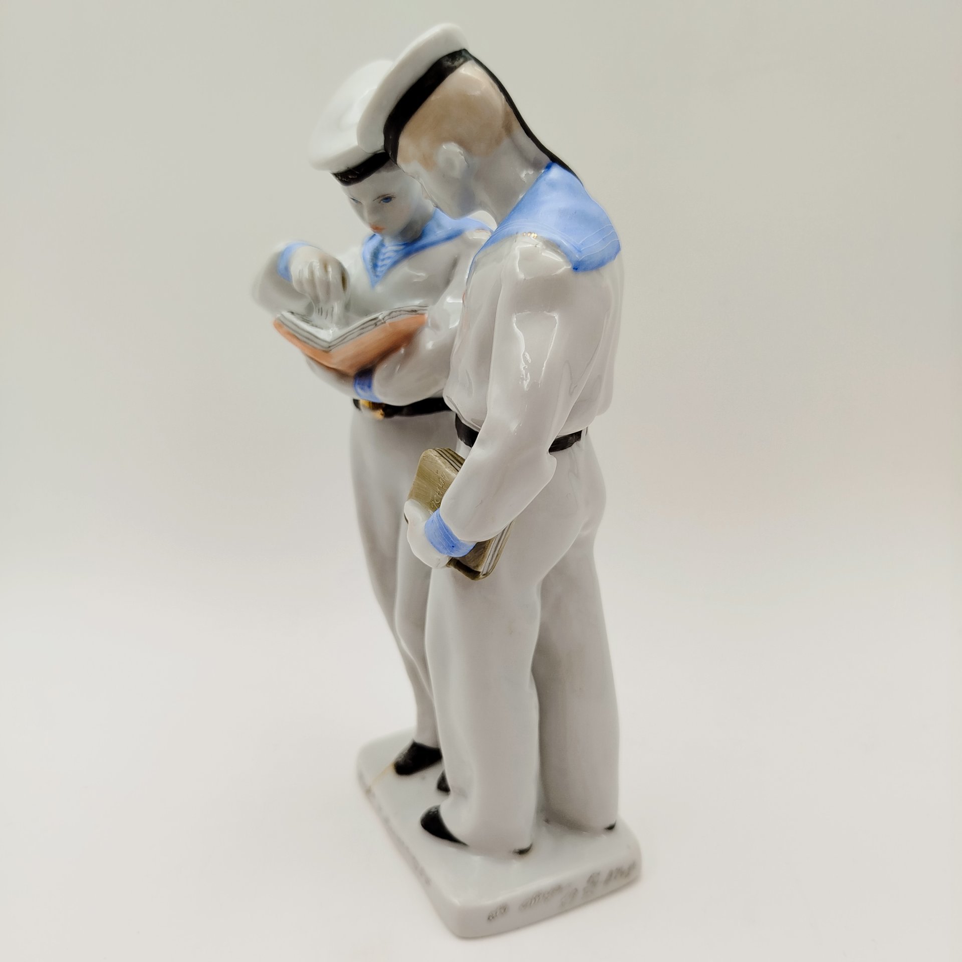 Статуэтка "Нахимовцы" ("Моряки"), скульптор Велихова С.Б., автор росписи Лупанова Е.Н., фарфор, роспись, золочение, Ленинградский фарфоровый завод (ЛФЗ), СССР, 1950-1960 гг.
