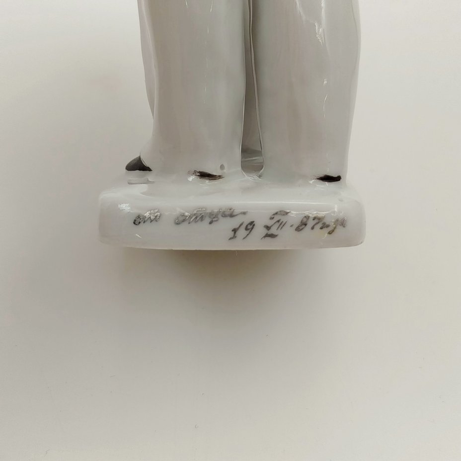 Статуэтка "Нахимовцы" ("Моряки"), скульптор Велихова С.Б., автор росписи Лупанова Е.Н., фарфор, роспись, золочение, Ленинградский фарфоровый завод (ЛФЗ), СССР, 1950-1960 гг.