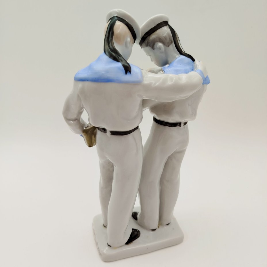 Статуэтка "Нахимовцы" ("Моряки"), скульптор Велихова С.Б., автор росписи Лупанова Е.Н., фарфор, роспись, золочение, Ленинградский фарфоровый завод (ЛФЗ), СССР, 1950-1960 гг.