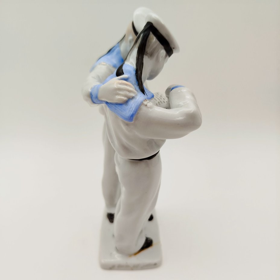 Статуэтка "Нахимовцы" ("Моряки"), скульптор Велихова С.Б., автор росписи Лупанова Е.Н., фарфор, роспись, золочение, Ленинградский фарфоровый завод (ЛФЗ), СССР, 1950-1960 гг.