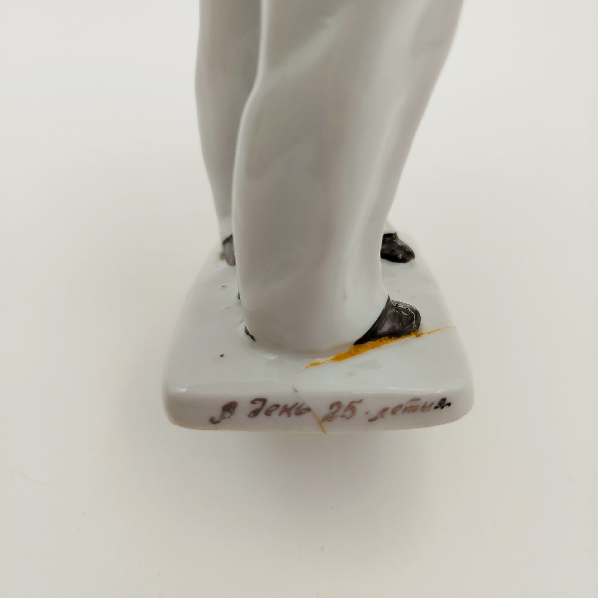 Статуэтка "Нахимовцы" ("Моряки"), скульптор Велихова С.Б., автор росписи Лупанова Е.Н., фарфор, роспись, золочение, Ленинградский фарфоровый завод (ЛФЗ), СССР, 1950-1960 гг.