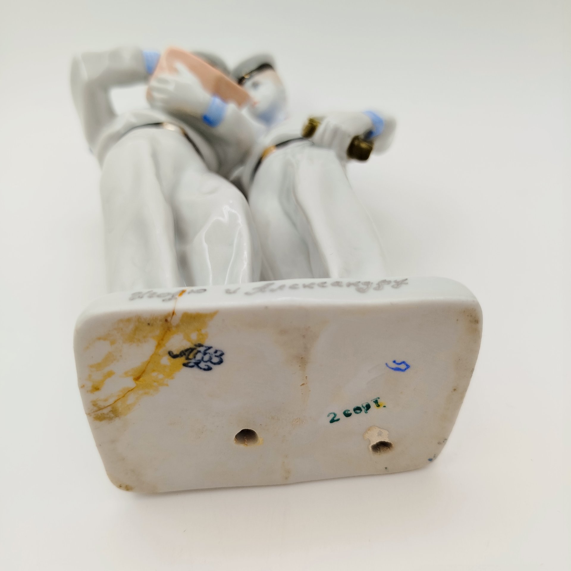 Статуэтка "Нахимовцы" ("Моряки"), скульптор Велихова С.Б., автор росписи Лупанова Е.Н., фарфор, роспись, золочение, Ленинградский фарфоровый завод (ЛФЗ), СССР, 1950-1960 гг.