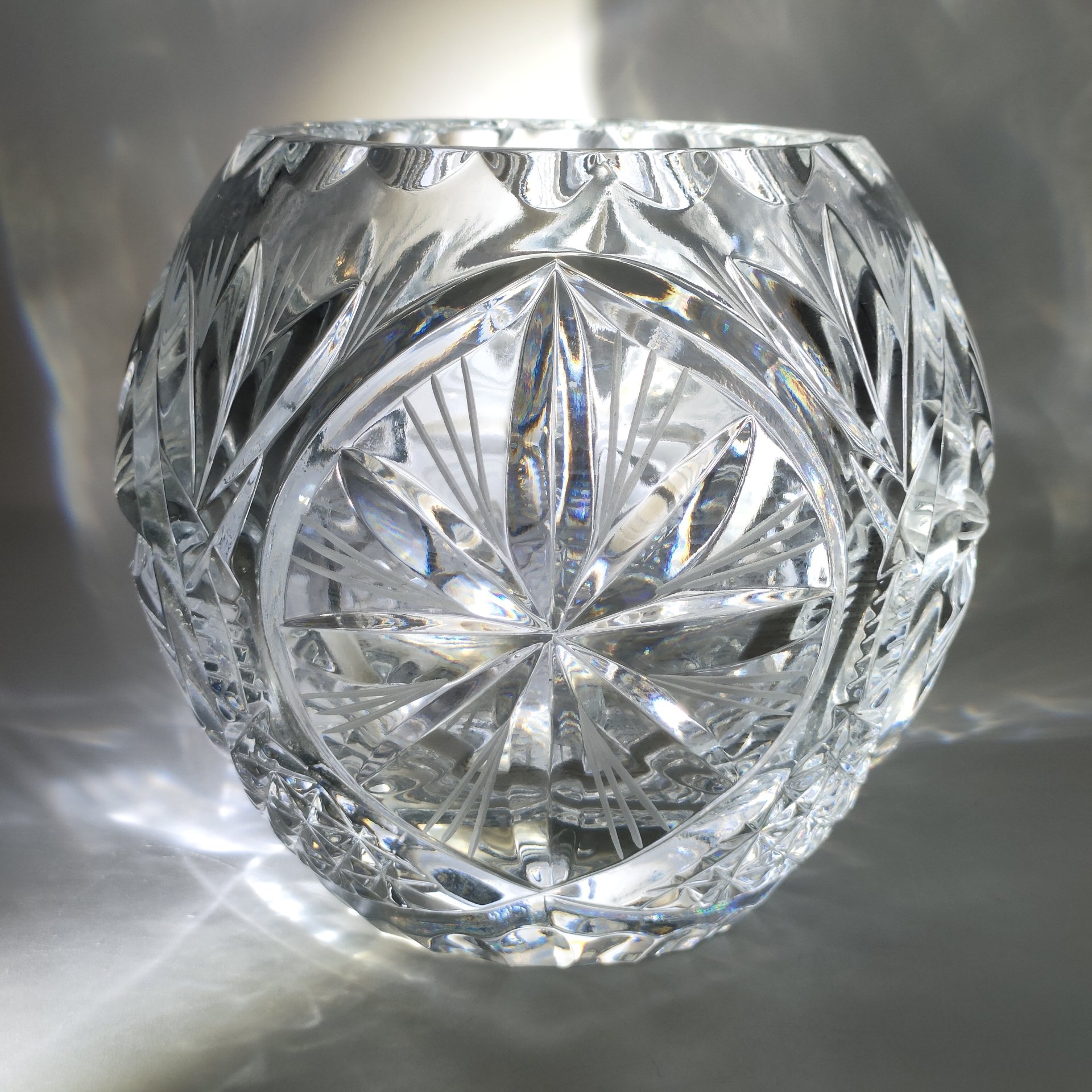 Ваза круглой формы с резным геометрическим декором, хрусталь, алмазная грань, СССР, 1970-1990 гг.