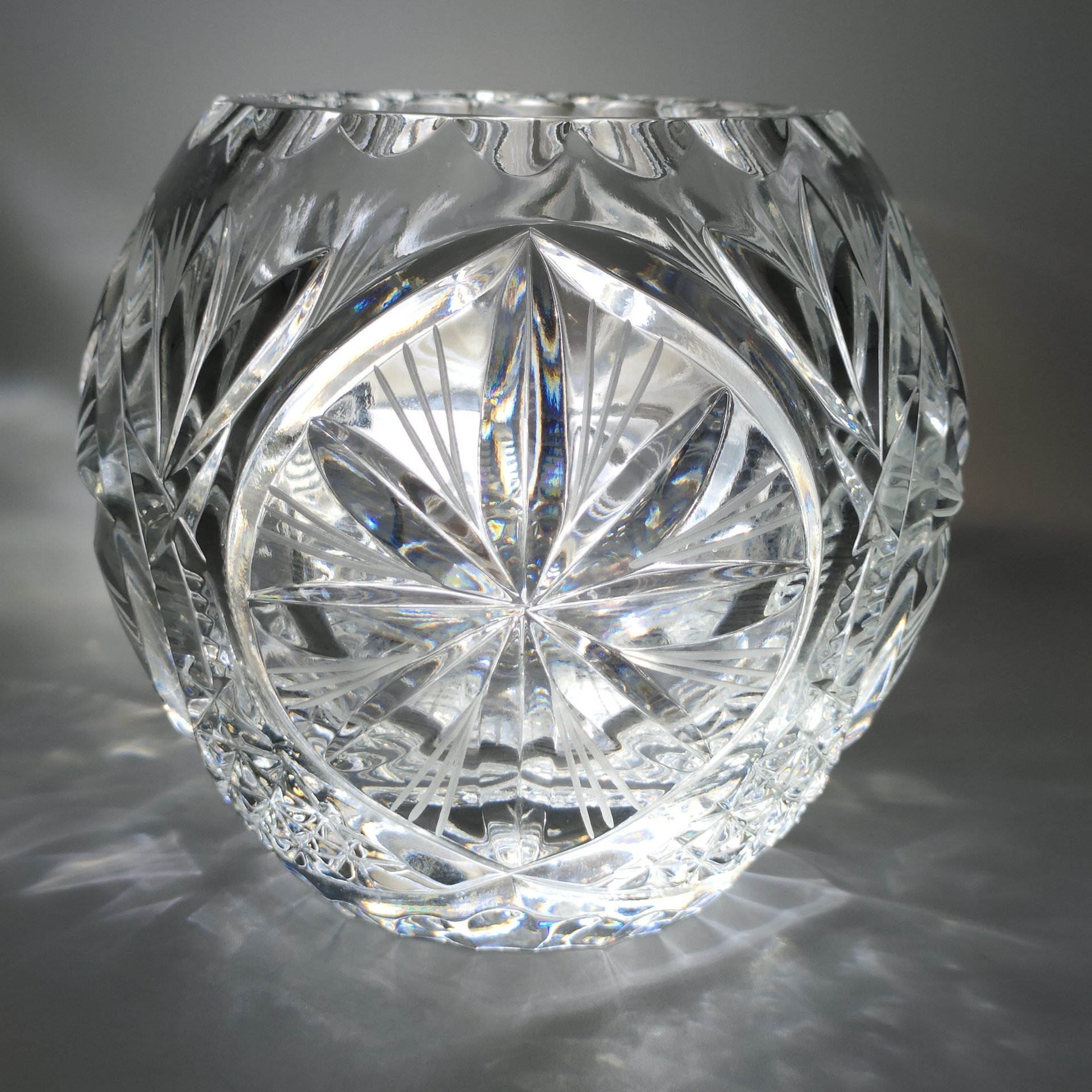 Ваза круглой формы с резным геометрическим декором, хрусталь, алмазная грань, СССР, 1970-1990 гг.