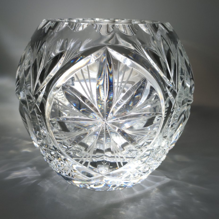 Ваза круглой формы с резным геометрическим декором