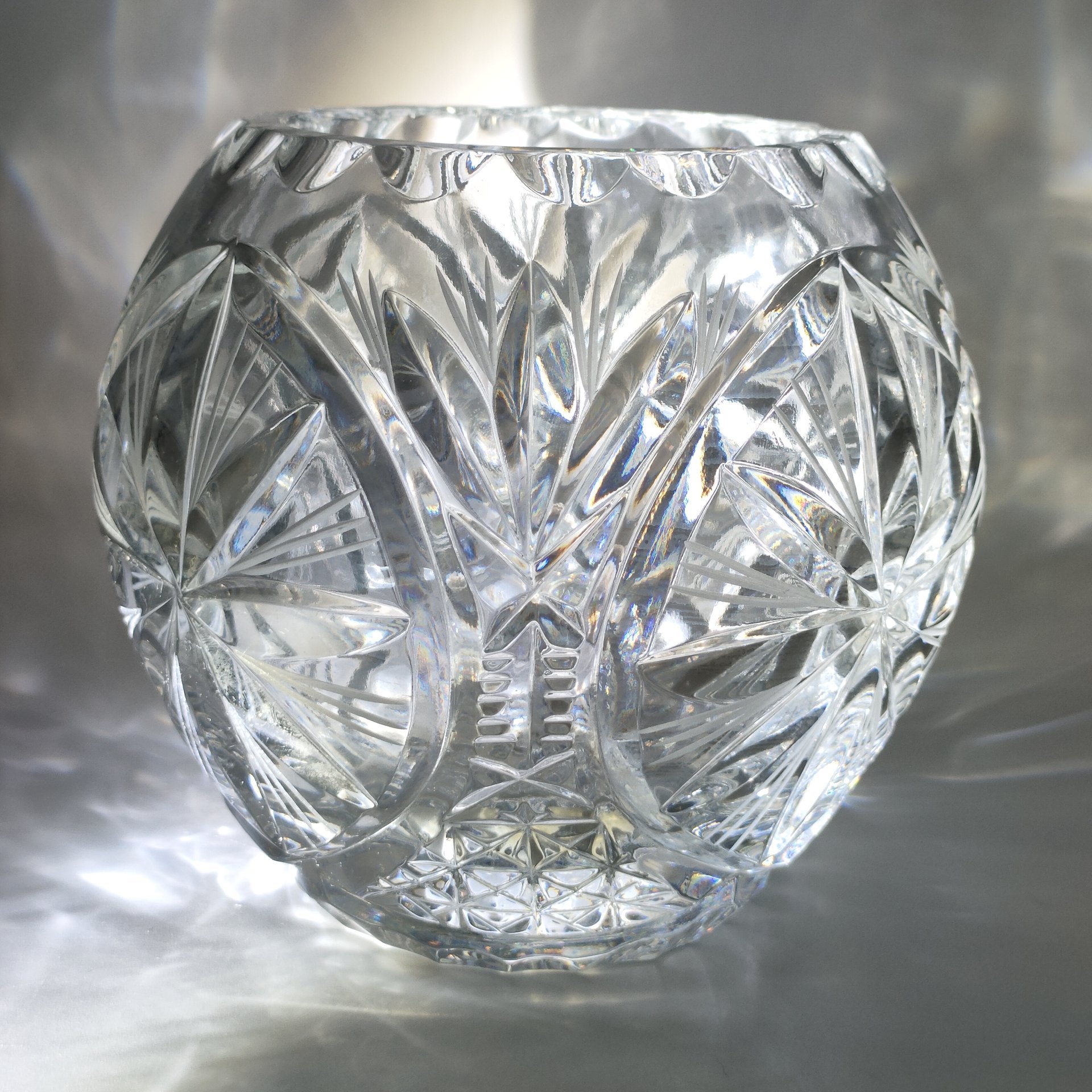 Ваза круглой формы с резным геометрическим декором, хрусталь, алмазная грань, СССР, 1970-1990 гг.