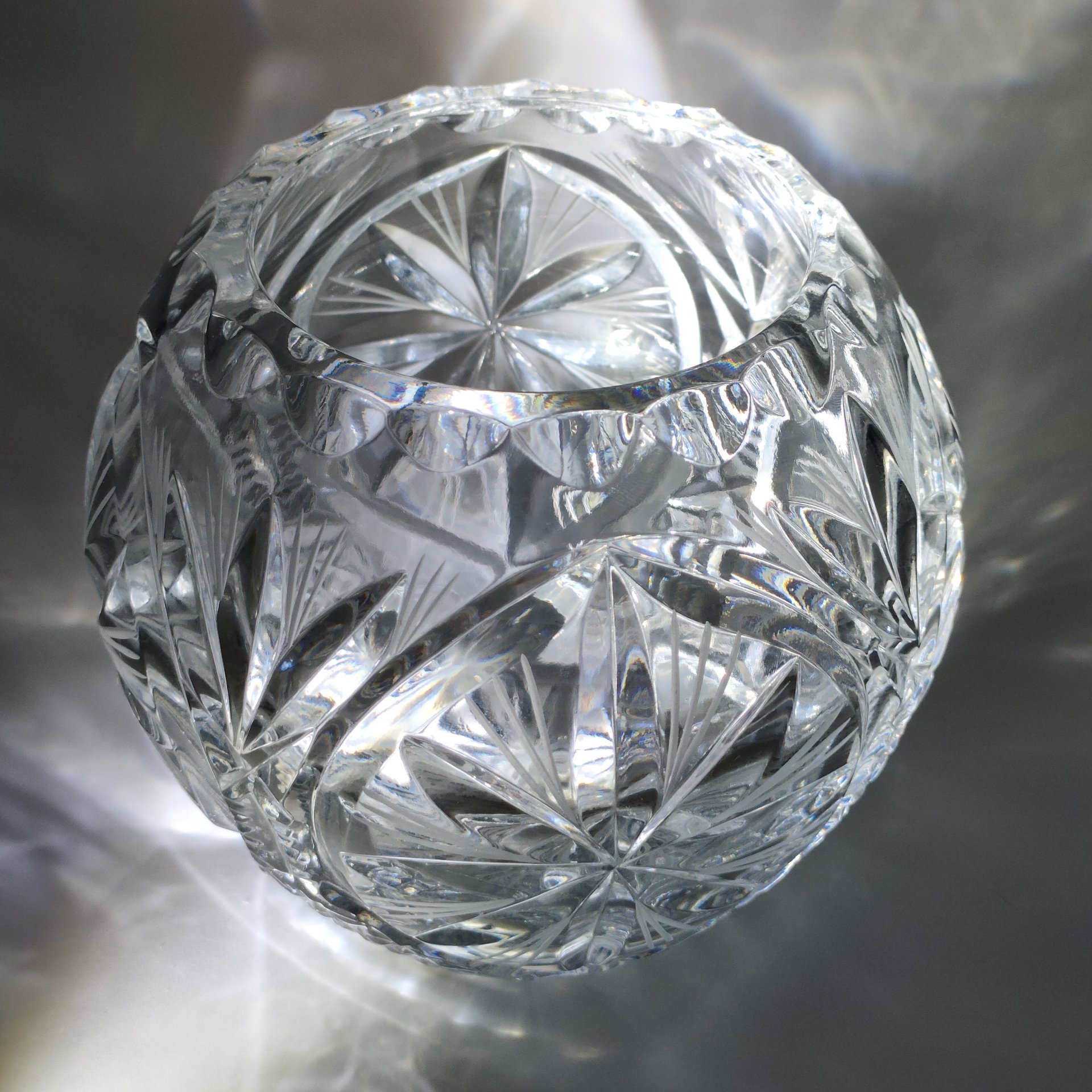 Ваза круглой формы с резным геометрическим декором, хрусталь, алмазная грань, СССР, 1970-1990 гг.