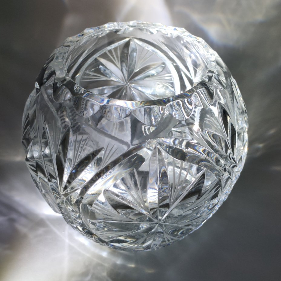 Ваза круглой формы с резным геометрическим декором