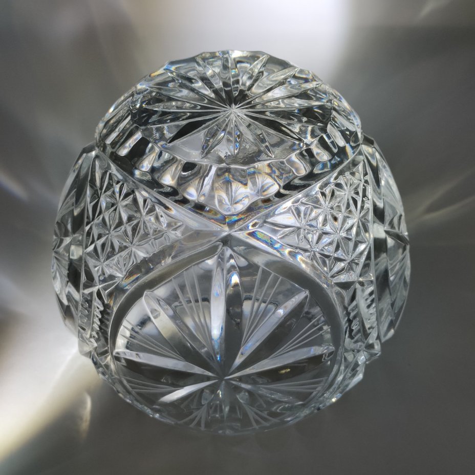 Ваза круглой формы с резным геометрическим декором