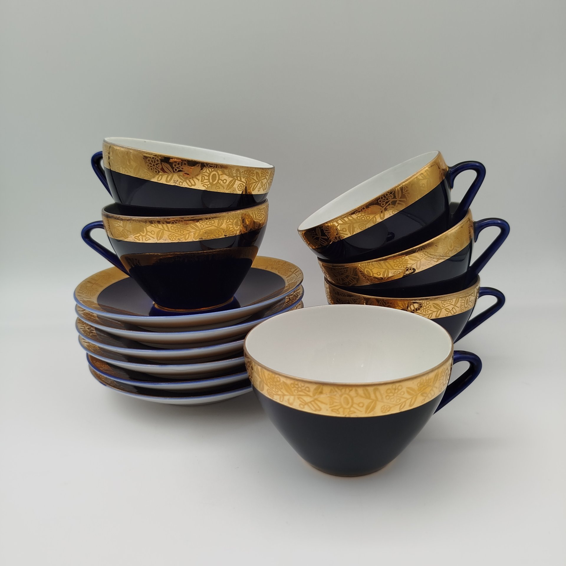 Набор из шести чайных пар с орнаментальным декором, форма "Утро" (автор В.Л. Семенов), фарфор, крытье кобальтом, золочение, Ленинградский фарфоровый завод (ЛФЗ), СССР, 1960-1970 гг.