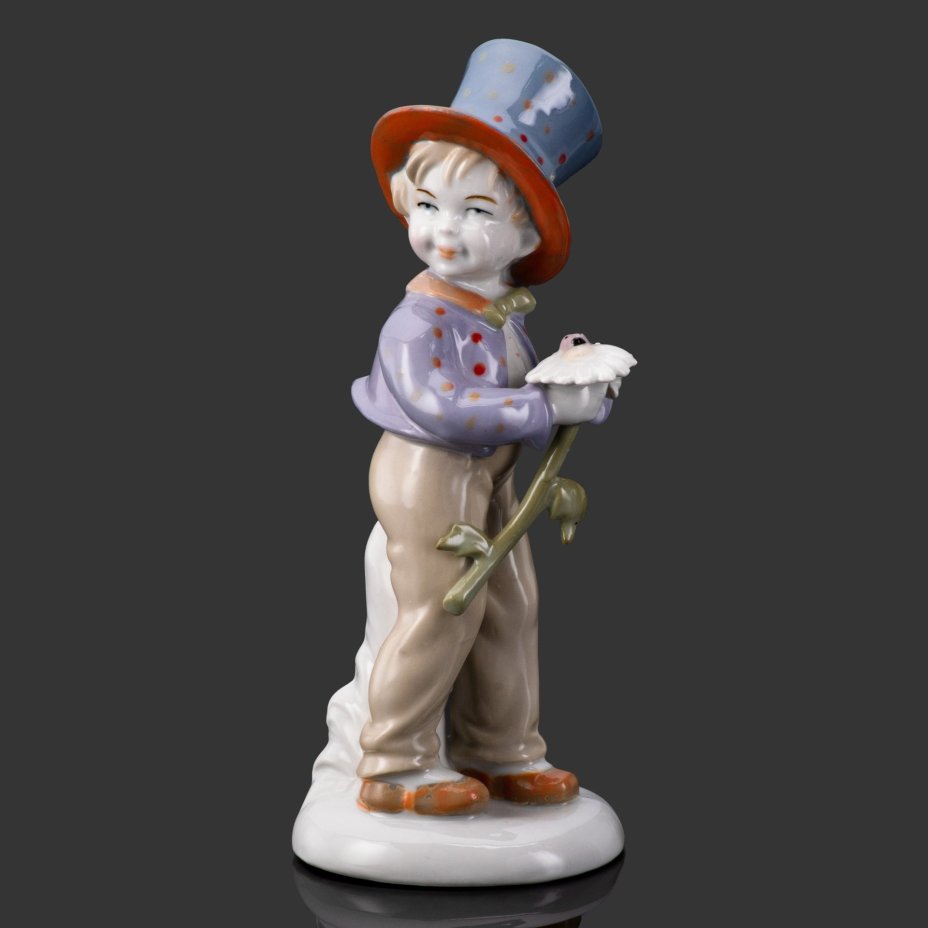 Статуэтка "Мальчик с ромашкой", фарфор, роспись, VEB Porzellanfiguren Lippelsdorf (Липпельсдорф), ГДР, 1974-1990 гг.