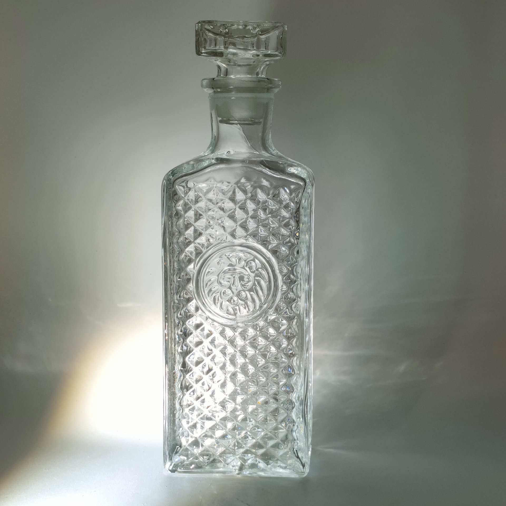 Графин (штоф) четырехугольной формы с рельефным геометрическим декором, стекло, СССР, 1970-1990 гг.