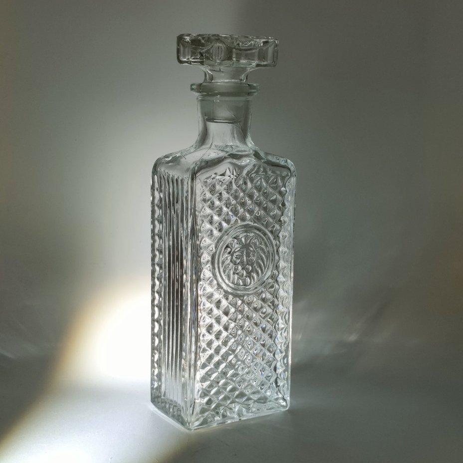 Графин (штоф) четырехугольной формы с рельефным геометрическим декором