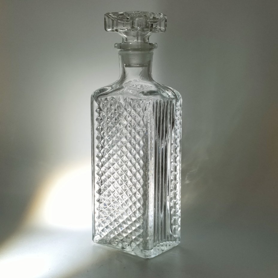 Графин (штоф) четырехугольной формы с рельефным геометрическим декором