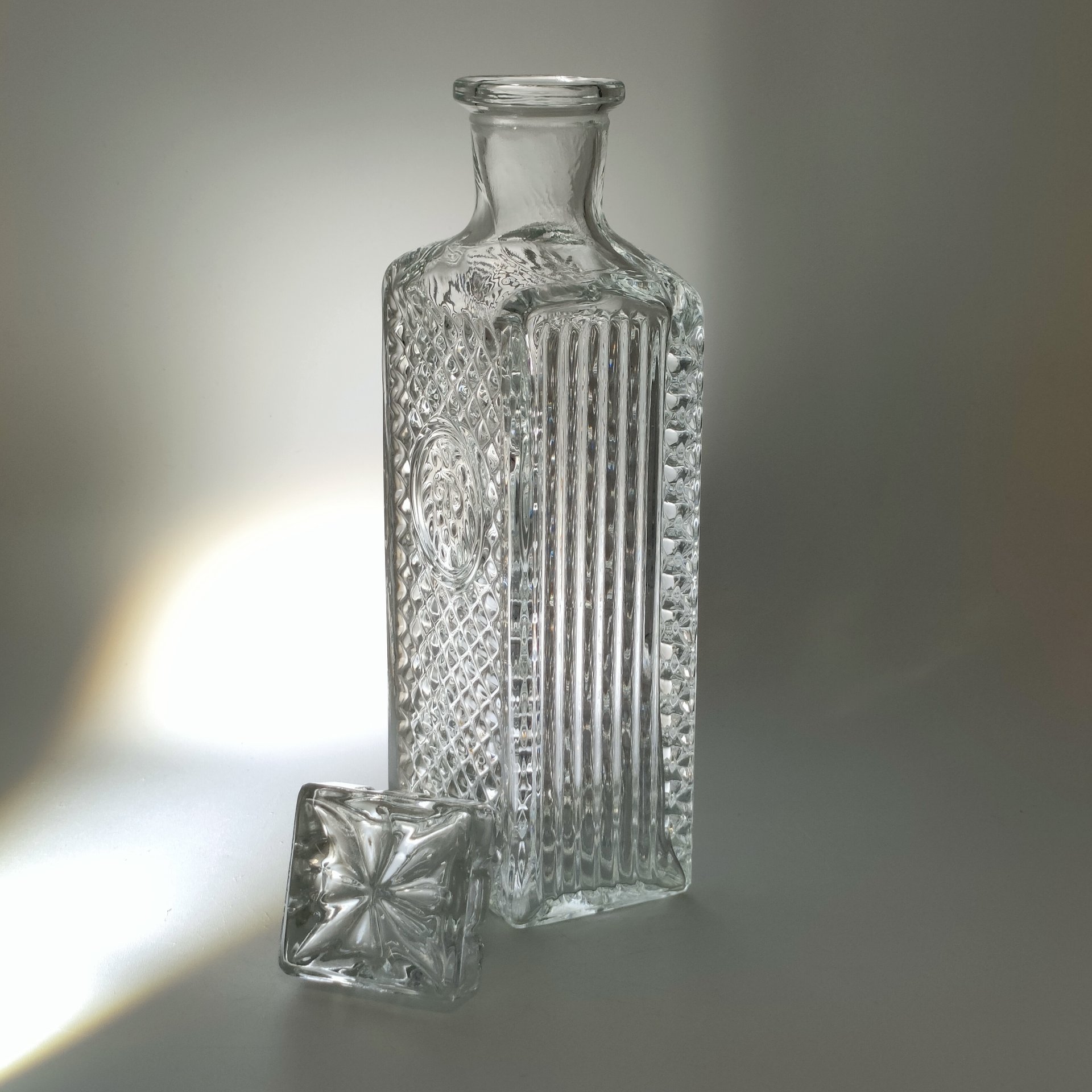Графин (штоф) четырехугольной формы с рельефным геометрическим декором, стекло, СССР, 1970-1990 гг.