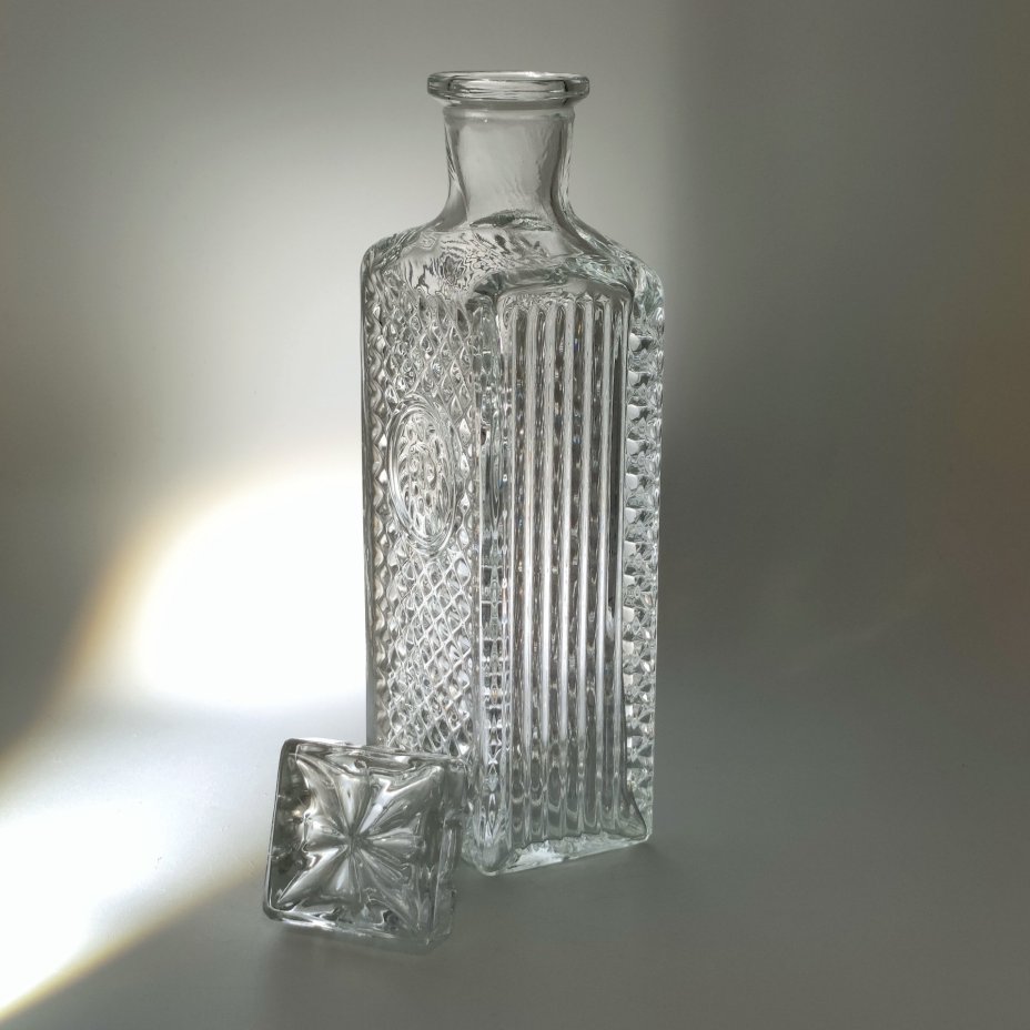 Графин (штоф) четырехугольной формы с рельефным геометрическим декором