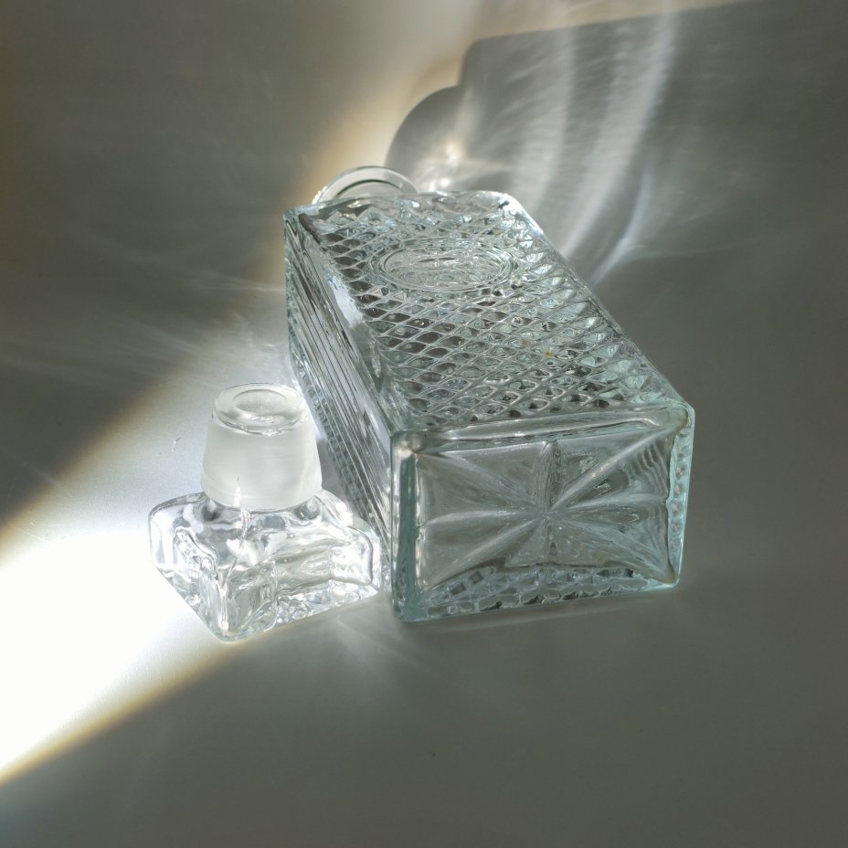 Графин (штоф) четырехугольной формы с рельефным геометрическим декором