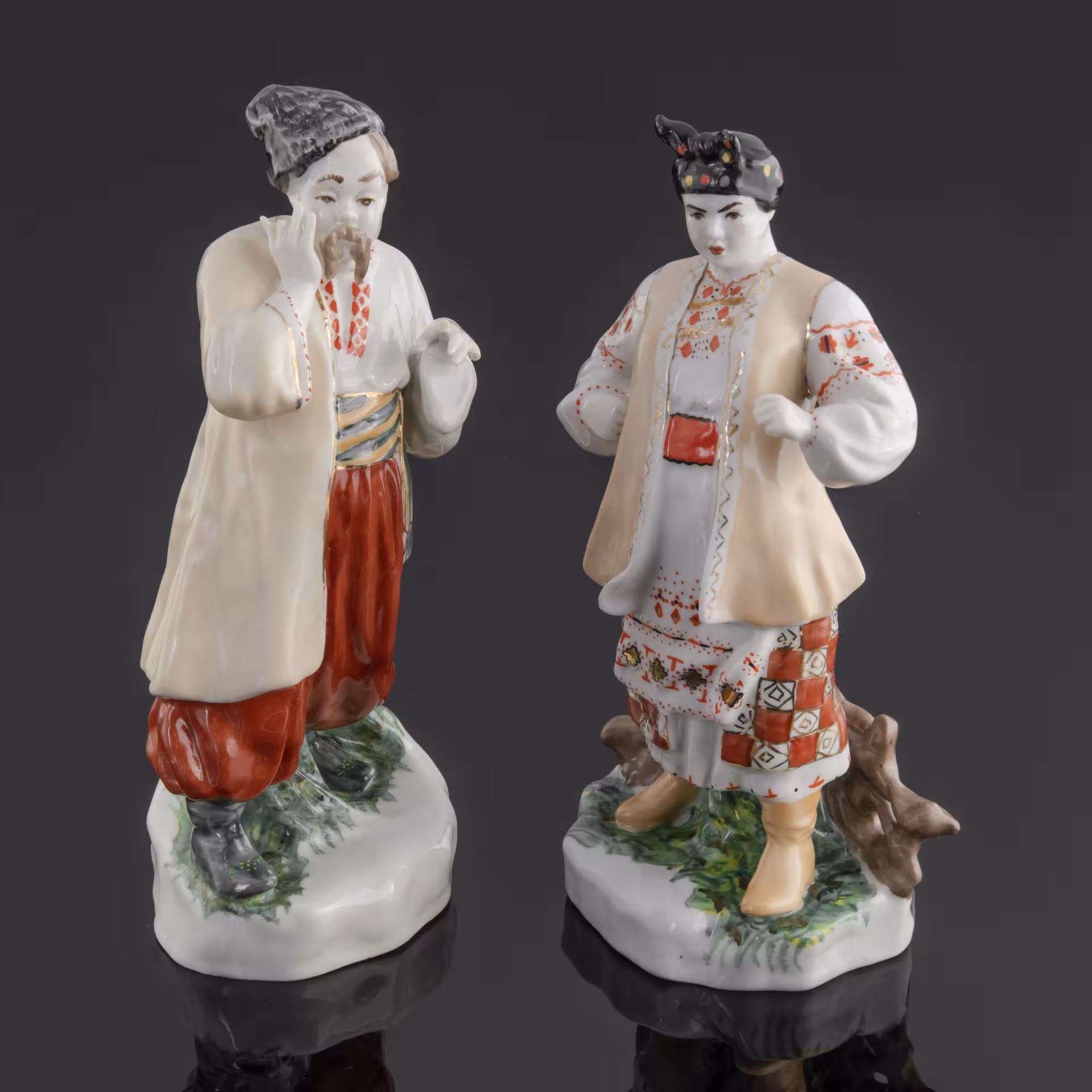 Статуэтка (скульптурная композиция) " Одарка и Карась", автор В. И. Щербина, Киевский экспериментальный керамико-художественный завод (КЭКХЗ)