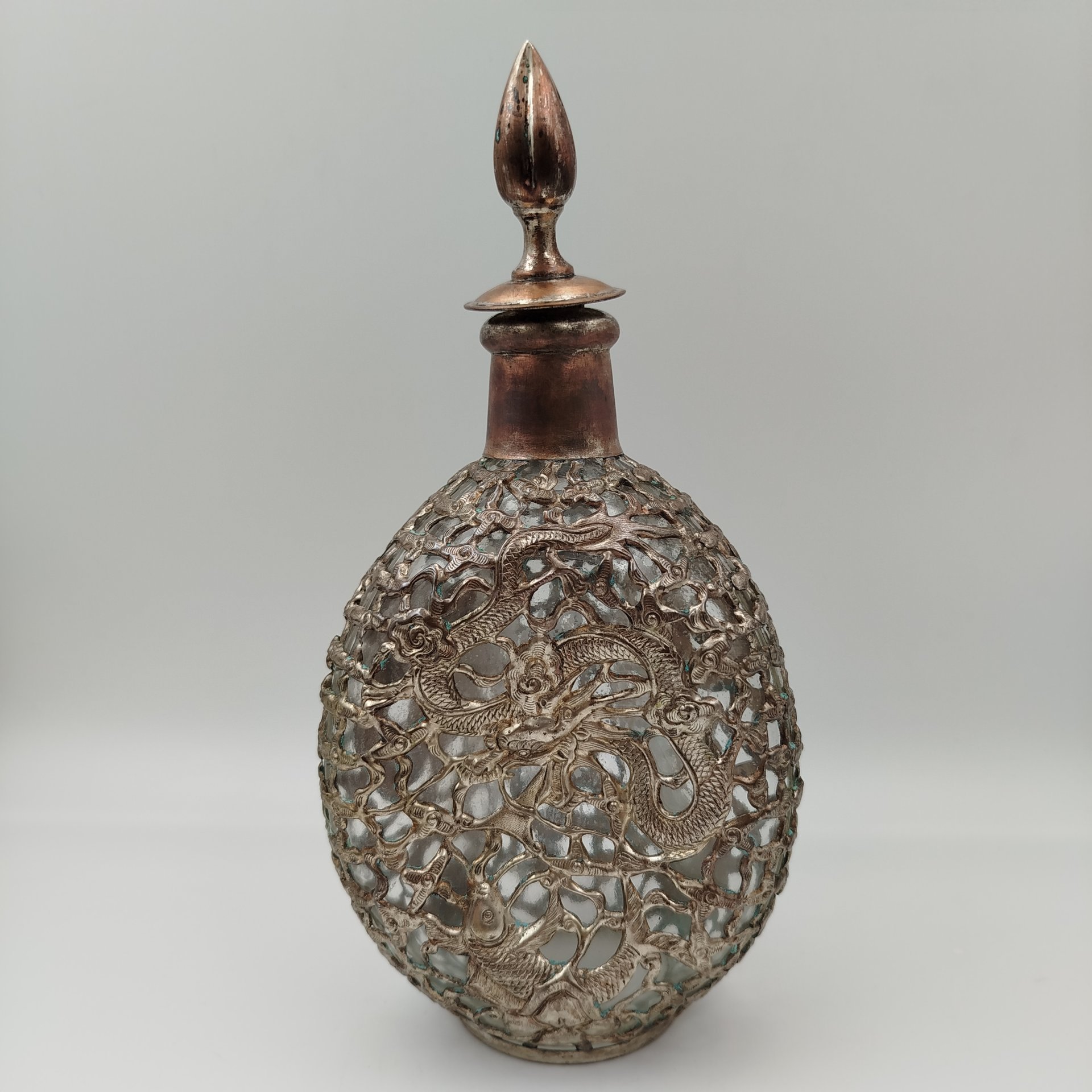 Штоф в металлической оплетке с изображением дракона и рыбы, металл, стекло, Китай, 1950-1980 гг.