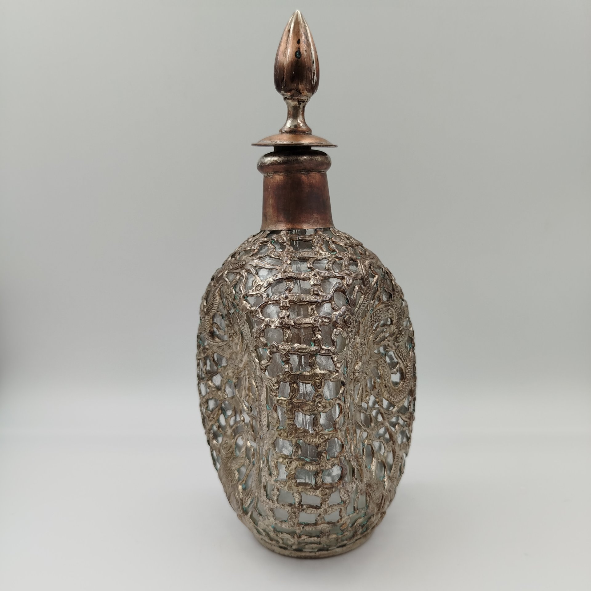 Штоф в металлической оплетке с изображением дракона и рыбы, металл, стекло, Китай, 1950-1980 гг.