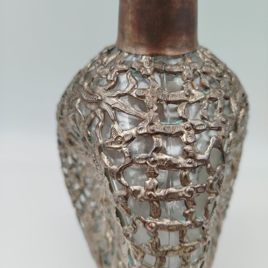 Штоф в металлической оплетке с изображением дракона и рыбы, металл, стекло, Китай, 1950-1980 гг.