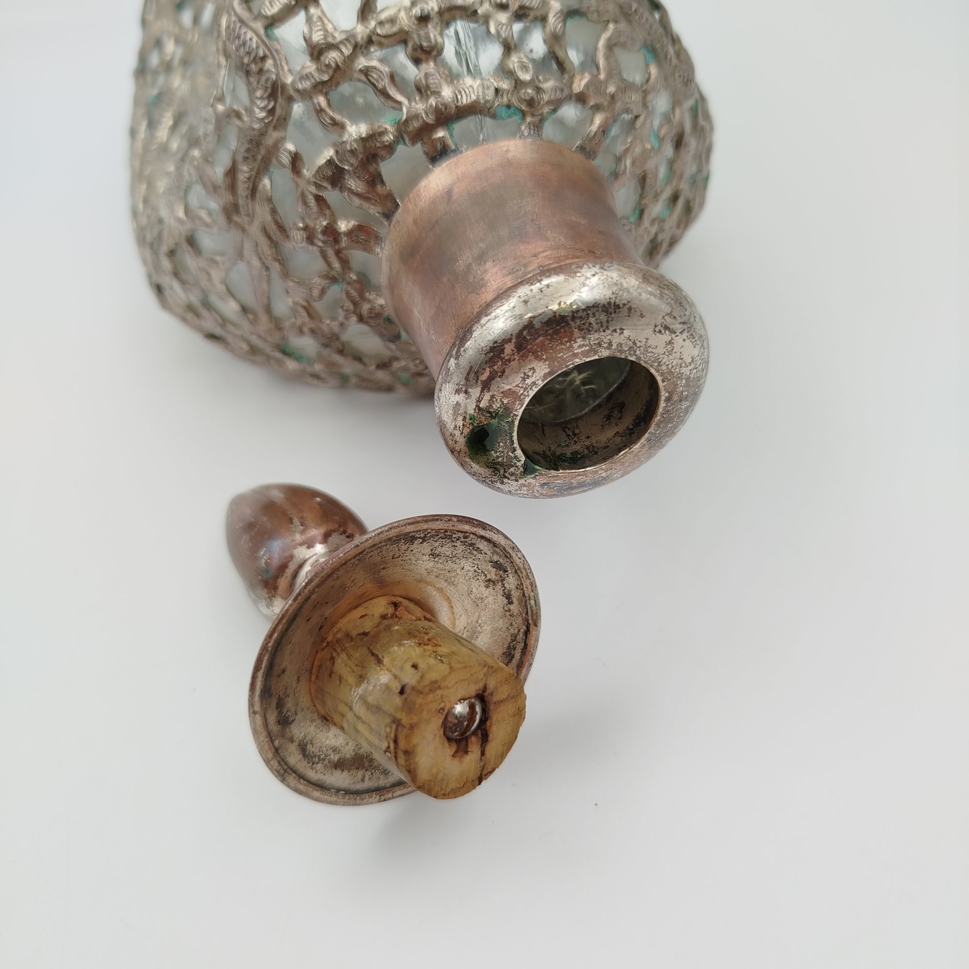 Штоф в металлической оплетке с изображением дракона и рыбы, металл, стекло, Китай, 1950-1980 гг.