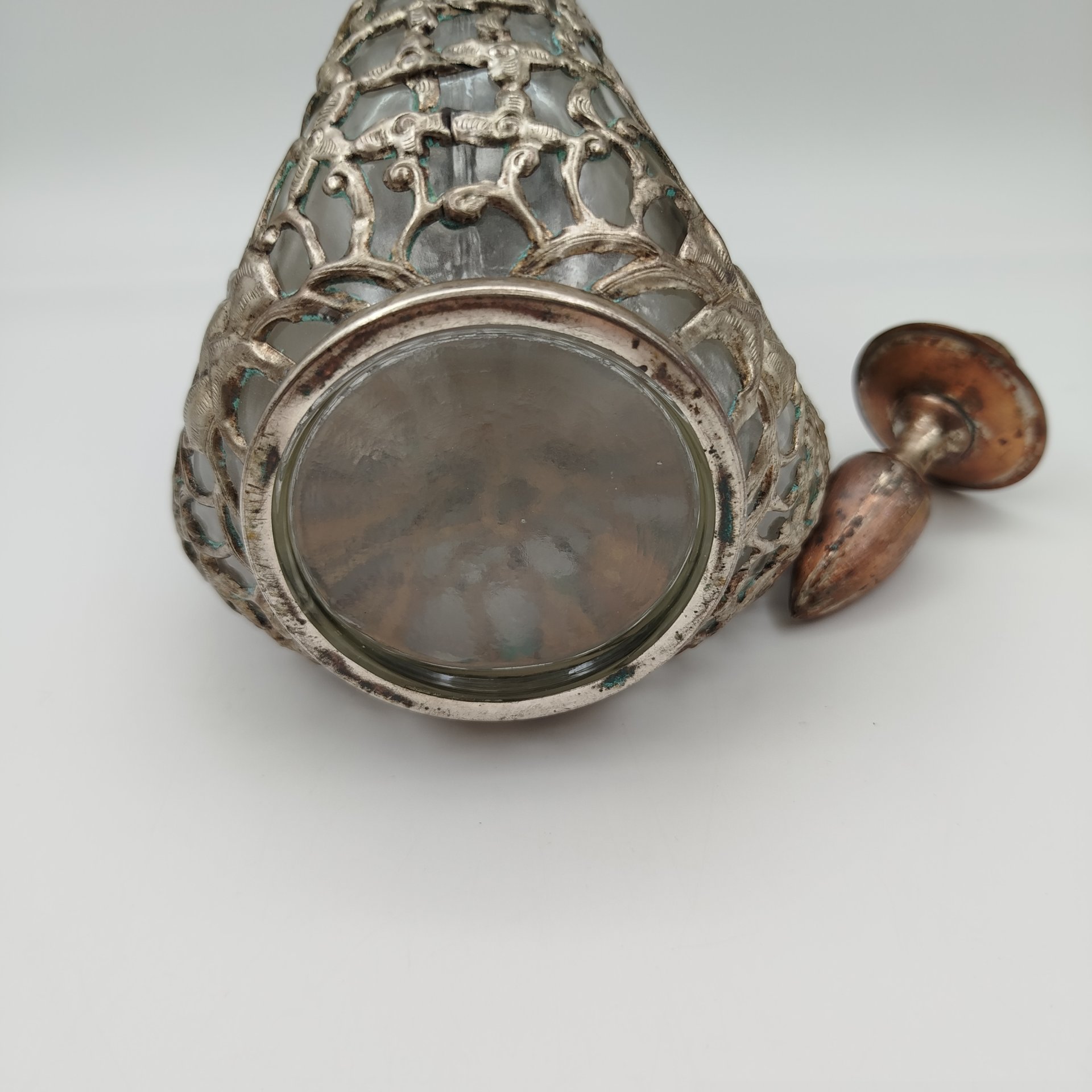 Штоф в металлической оплетке с изображением дракона и рыбы, металл, стекло, Китай, 1950-1980 гг.