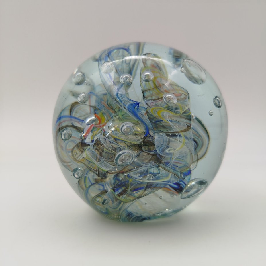 Пресс-папье для бумаг в форме шара, декорированный разноцветными нитями и пузырьками воздуха внутри массы