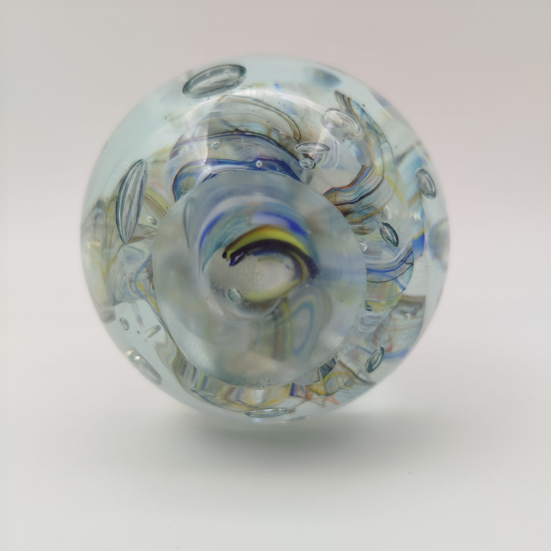 Пресс-папье для бумаг в форме шара, декорированный разноцветными нитями и пузырьками воздуха внутри массы, стекло, бульгазе, Европа, 1970-1990 гг.