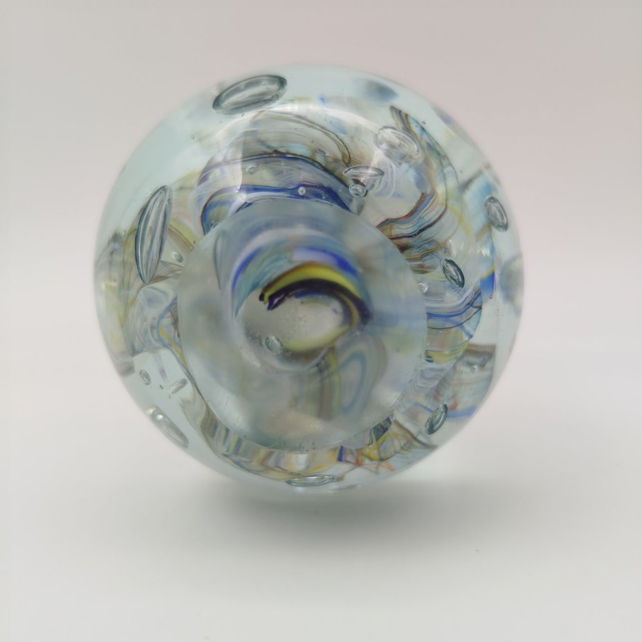 Пресс-папье для бумаг в форме шара, декорированный разноцветными нитями и пузырьками воздуха внутри массы