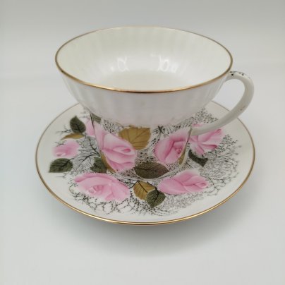 Кофейная пара с цветочным декором, форма "Волна", автор формы Э.М. Криммер, фарфор, деколь с подрисовкой, Императорский фарфоровый завод (ИФЗ), Российская Федерация, 1990-2010 гг.