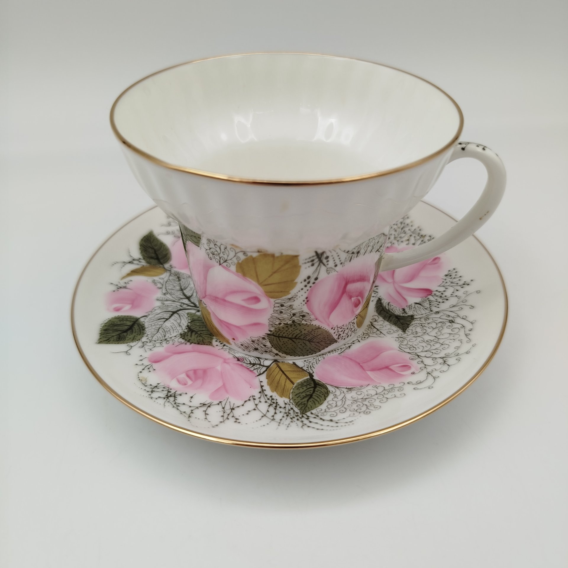 Кофейная пара с цветочным декором, форма "Волна", автор формы Э.М. Криммер, фарфор, деколь с подрисовкой, Императорский фарфоровый завод (ИФЗ), Российская Федерация, 1990-2010 гг.