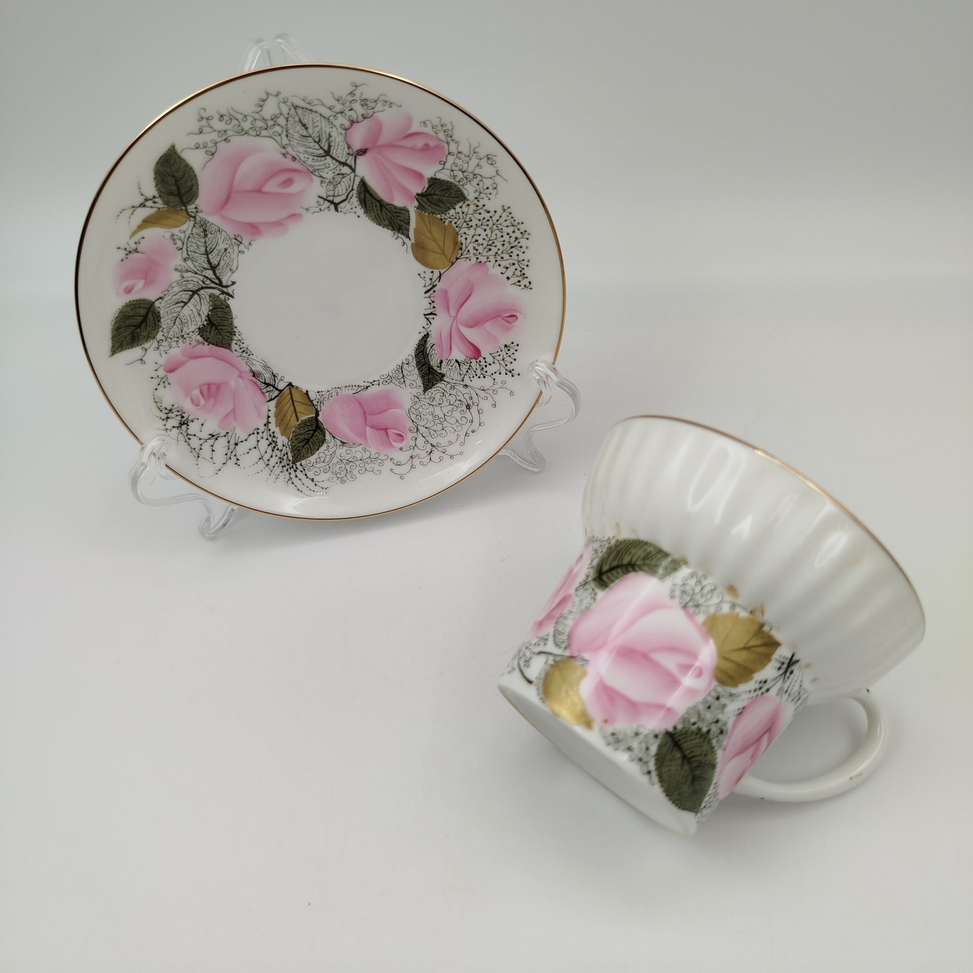 Кофейная пара с цветочным декором, форма "Волна", автор формы Э.М. Криммер, фарфор, деколь с подрисовкой, Императорский фарфоровый завод (ИФЗ), Российская Федерация, 1990-2010 гг.