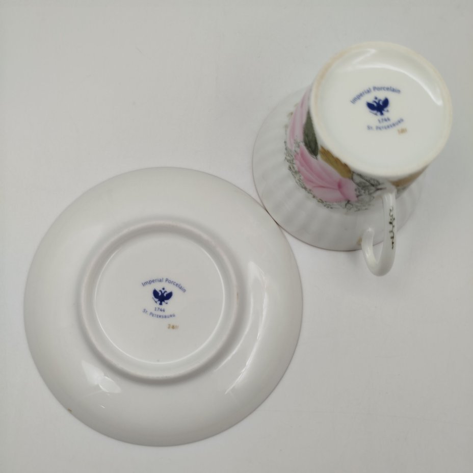 Кофейная пара с цветочным декором, форма "Волна", автор формы Э.М. Криммер, фарфор, деколь с подрисовкой, Императорский фарфоровый завод (ИФЗ), Российская Федерация, 1990-2010 гг.