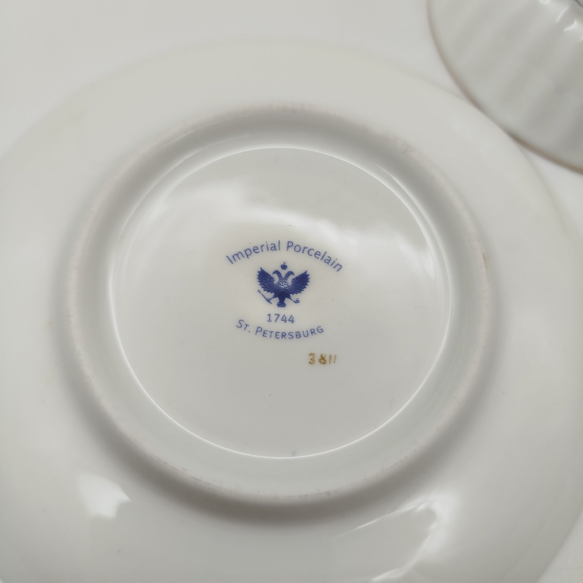 Кофейная пара с цветочным декором, форма "Волна", автор формы Э.М. Криммер, фарфор, деколь с подрисовкой, Императорский фарфоровый завод (ИФЗ), Российская Федерация, 1990-2010 гг.