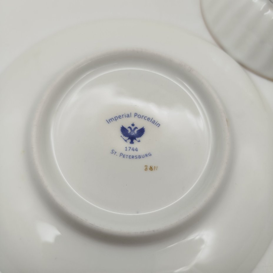 Кофейная пара с цветочным декором, форма "Волна", автор формы Э.М. Криммер, фарфор, деколь с подрисовкой, Императорский фарфоровый завод (ИФЗ), Российская Федерация, 1990-2010 гг.