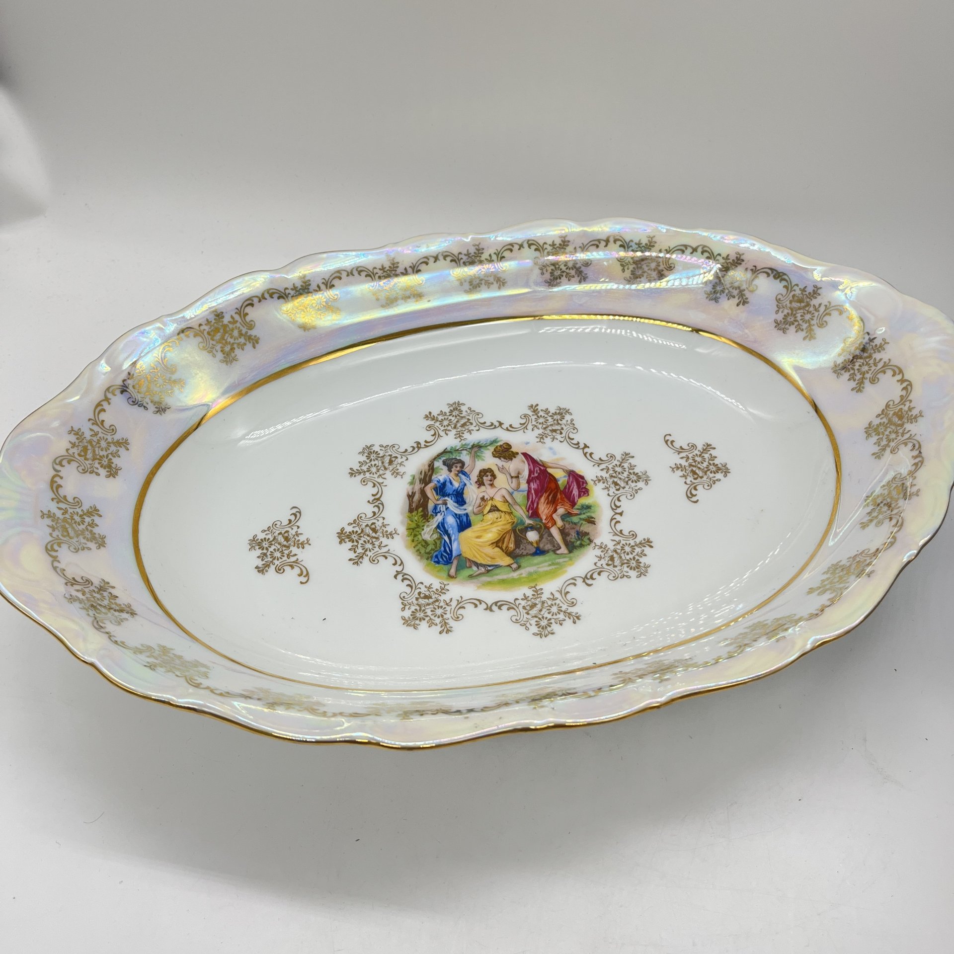 Блюдо овальной формы "Мадонна", украшенное цветочным декором, фарфор, люстр, деколь, золочение, Carlsbad, Чехия, 1990-2000 гг.