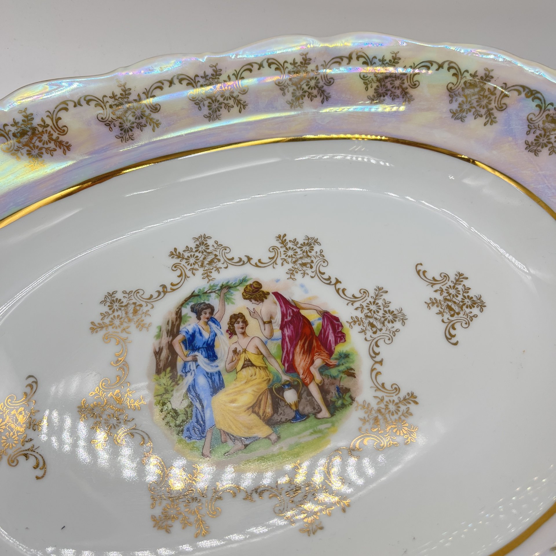 Блюдо овальной формы "Мадонна", украшенное цветочным декором, фарфор, люстр, деколь, золочение, Carlsbad, Чехия, 1990-2000 гг.