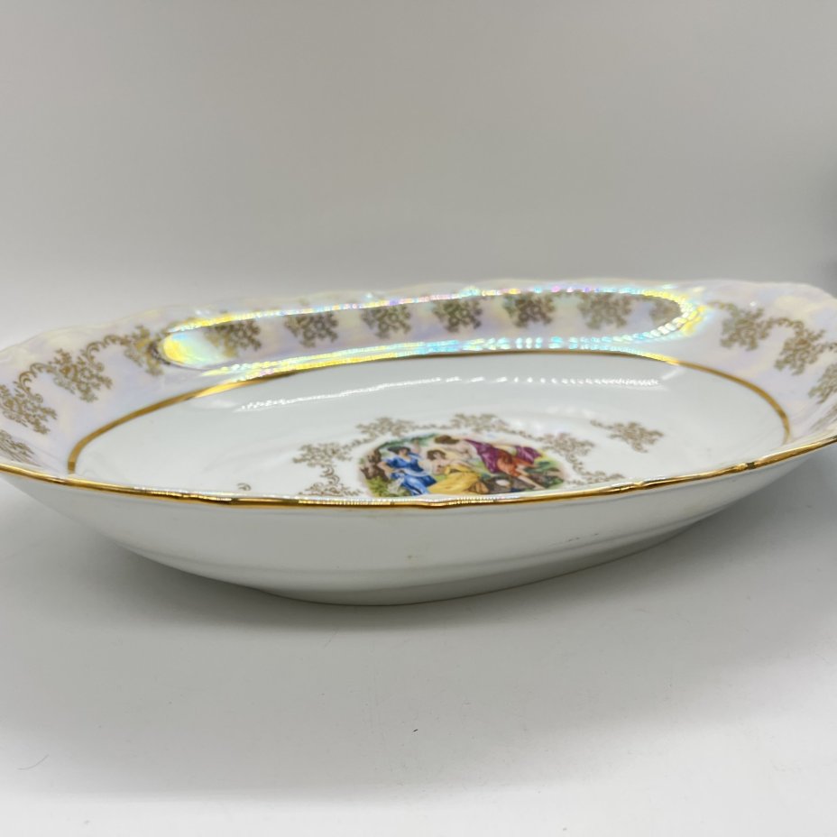 Блюдо овальной формы "Мадонна", украшенное цветочным декором, фарфор, люстр, деколь, золочение, Carlsbad, Чехия, 1990-2000 гг.