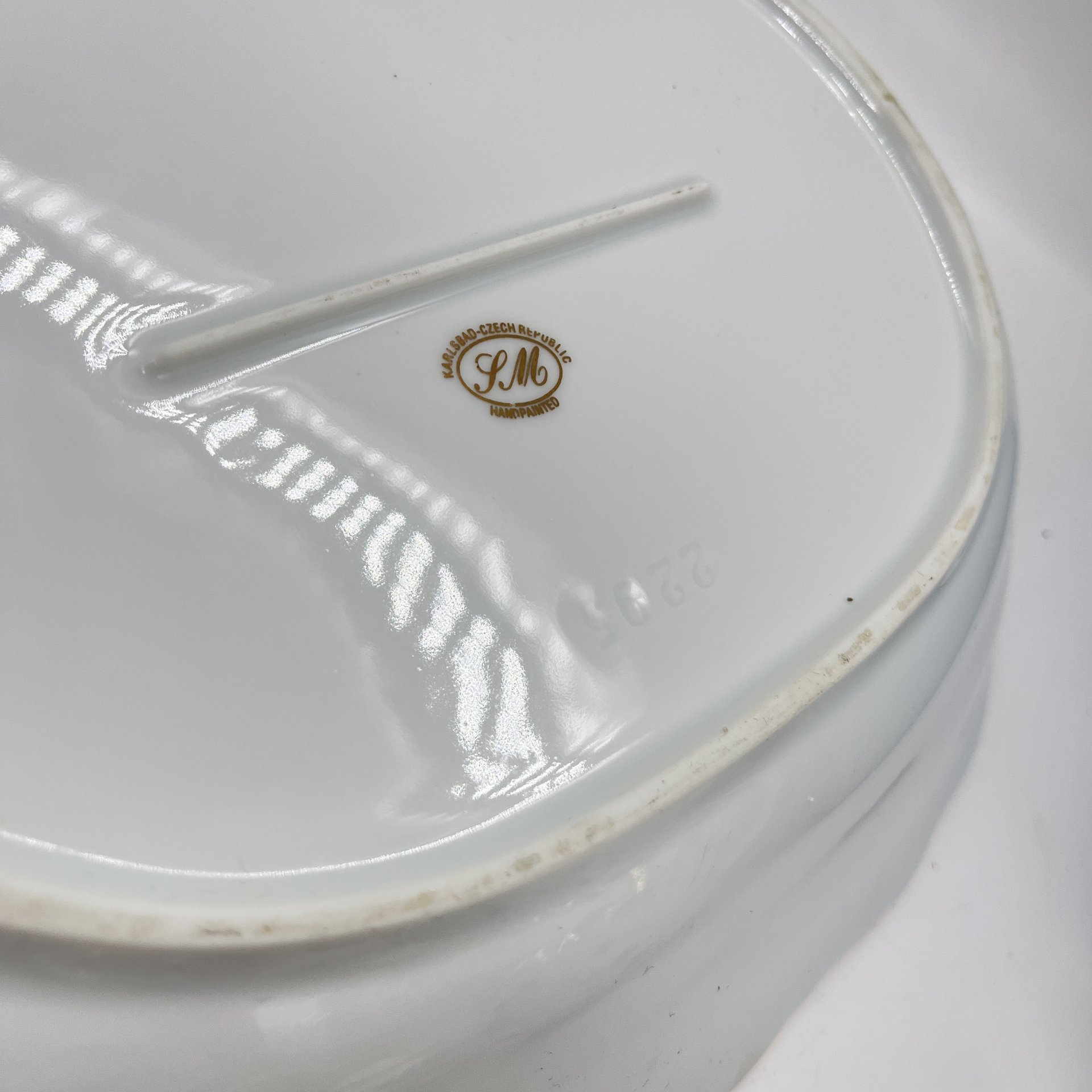 Блюдо овальной формы "Мадонна", украшенное цветочным декором, фарфор, люстр, деколь, золочение, Carlsbad, Чехия, 1990-2000 гг.