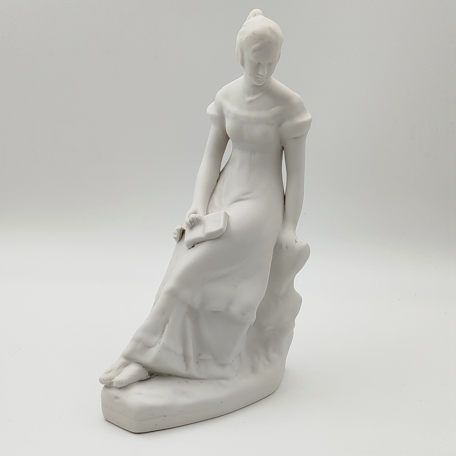 Статуэтка "Татьяна Ларина", скульптор Цепелев М. И., бисквит, Дмитровский фарфоровый завод (ДФЗ Вербилки), СССР, 1954-1965 гг.