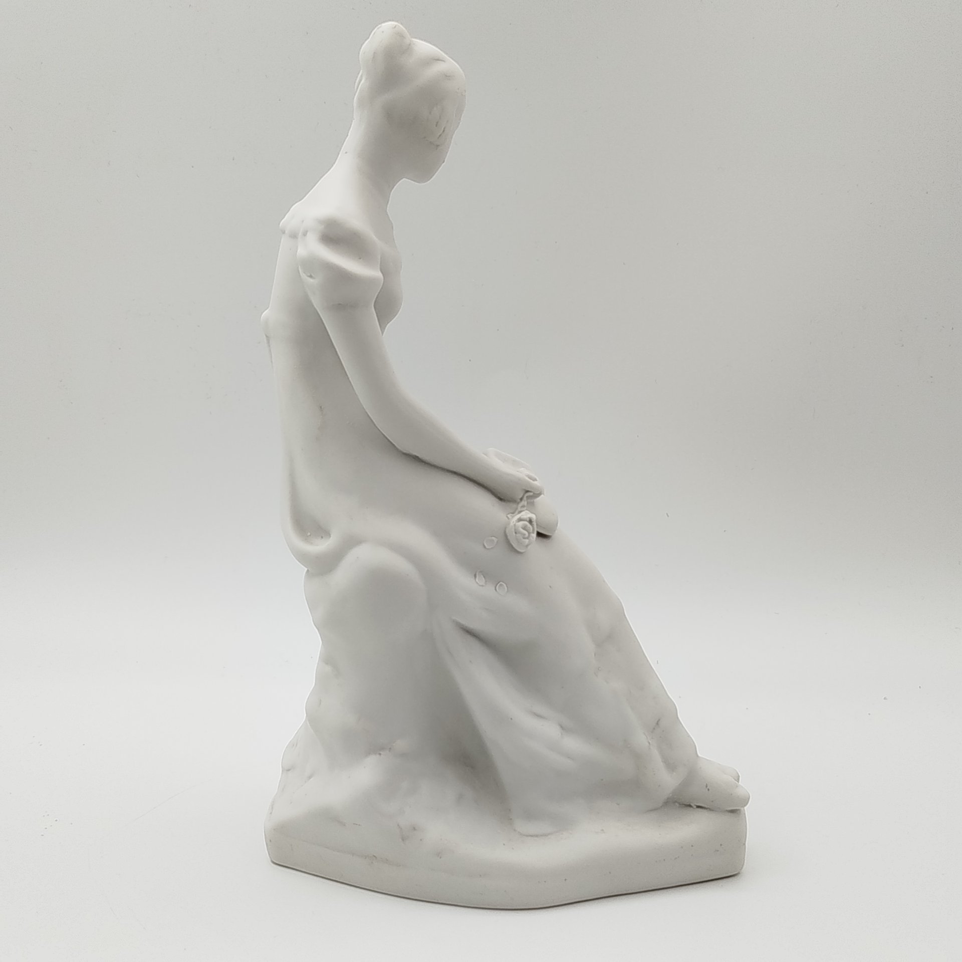 Статуэтка "Татьяна Ларина", скульптор Цепелев М. И., бисквит, Дмитровский фарфоровый завод (ДФЗ Вербилки), СССР, 1954-1965 гг.