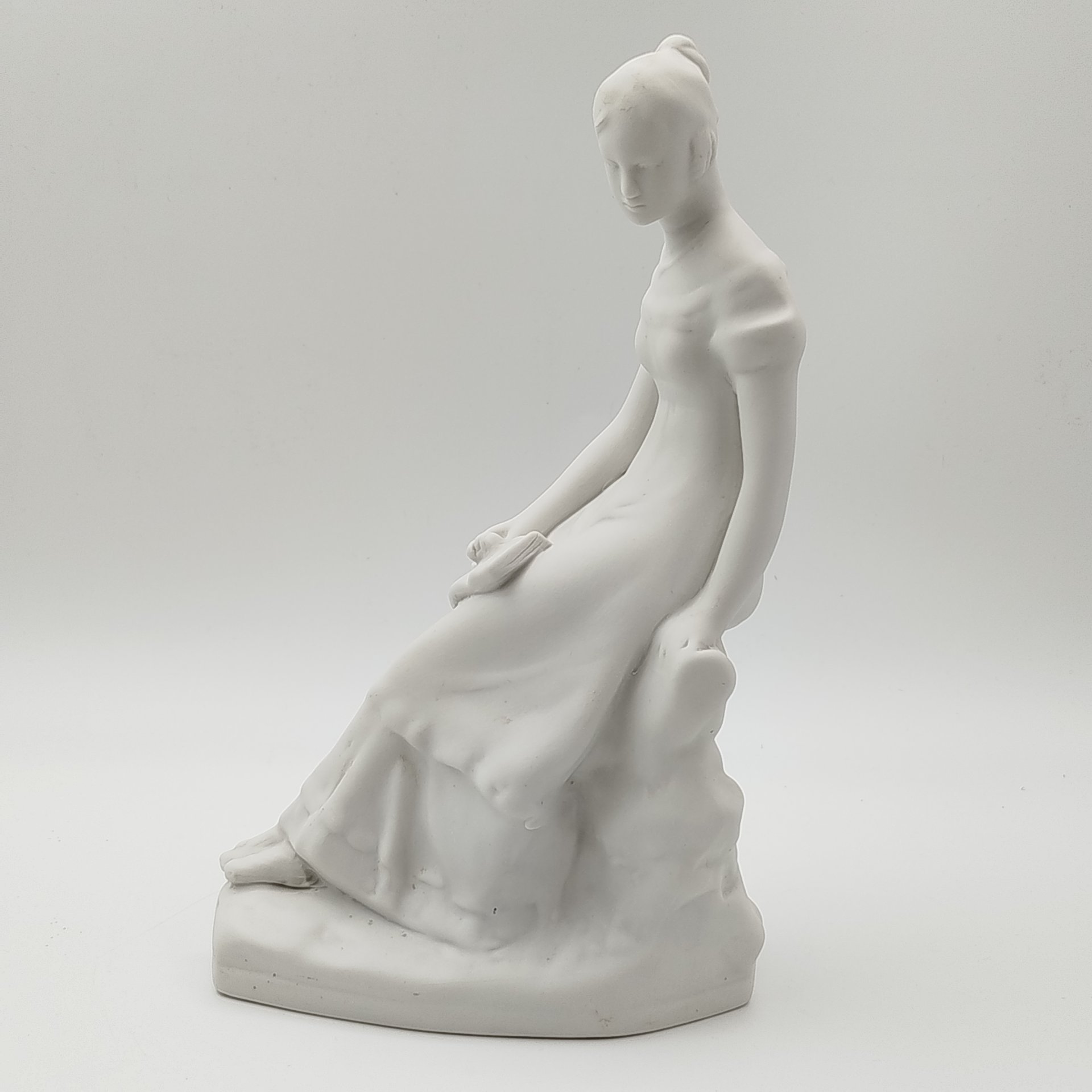 Статуэтка "Татьяна Ларина", скульптор Цепелев М. И., бисквит, Дмитровский фарфоровый завод (ДФЗ Вербилки), СССР, 1954-1965 гг.