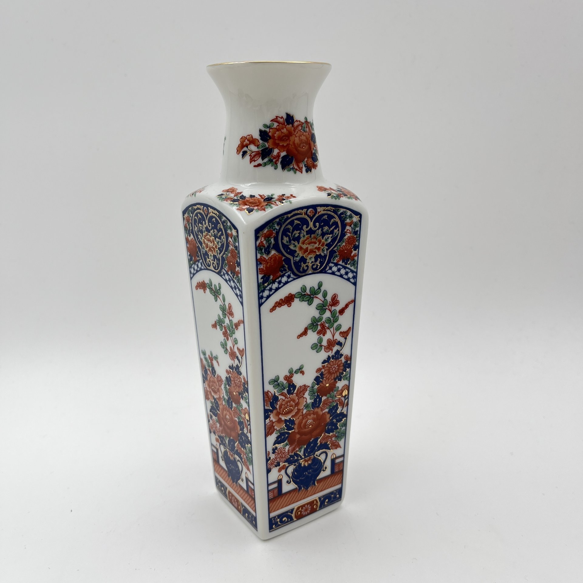 Ваза миниатюрная, украшенная экзотическим цветочным декором, фарфор, деколь, золочение, Япония, 1960-1980 гг.