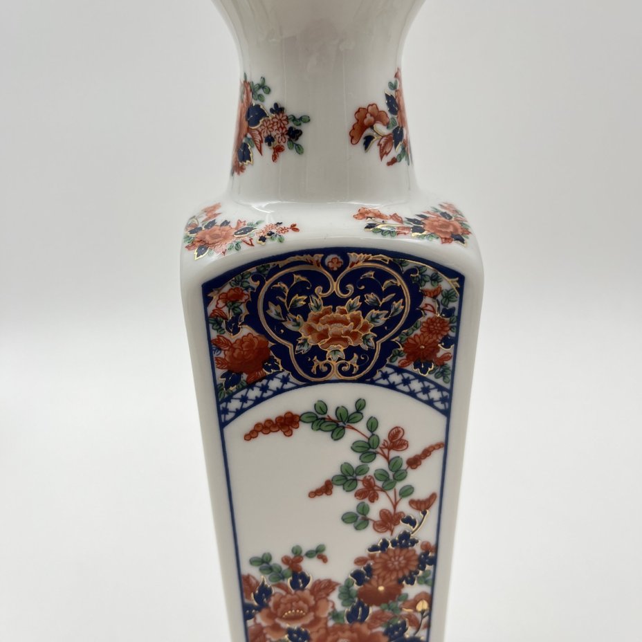 Ваза миниатюрная, украшенная экзотическим цветочным декором