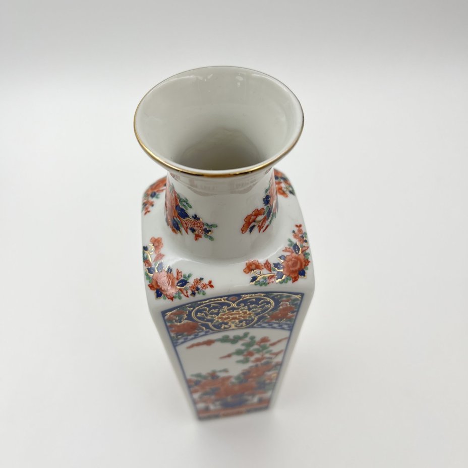 Ваза миниатюрная, украшенная экзотическим цветочным декором