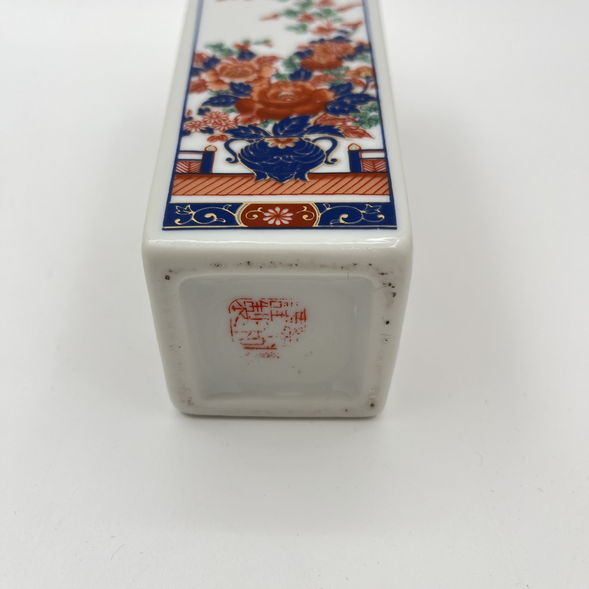 Ваза миниатюрная, украшенная экзотическим цветочным декором, фарфор, деколь, золочение, Япония, 1960-1980 гг.