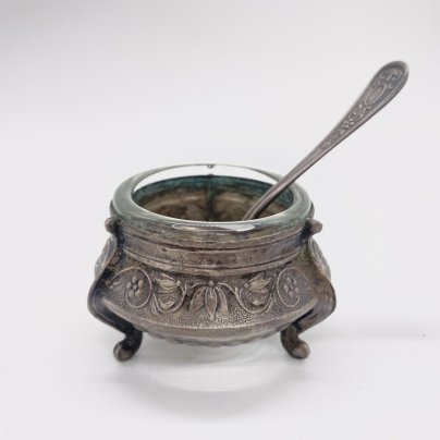 Солонка с миниатюрной ложечкой, мельхиор (медь-никель), стекло, Мстерская художественная фабрика  «Ювелир», СССР, 1970-1980 гг.