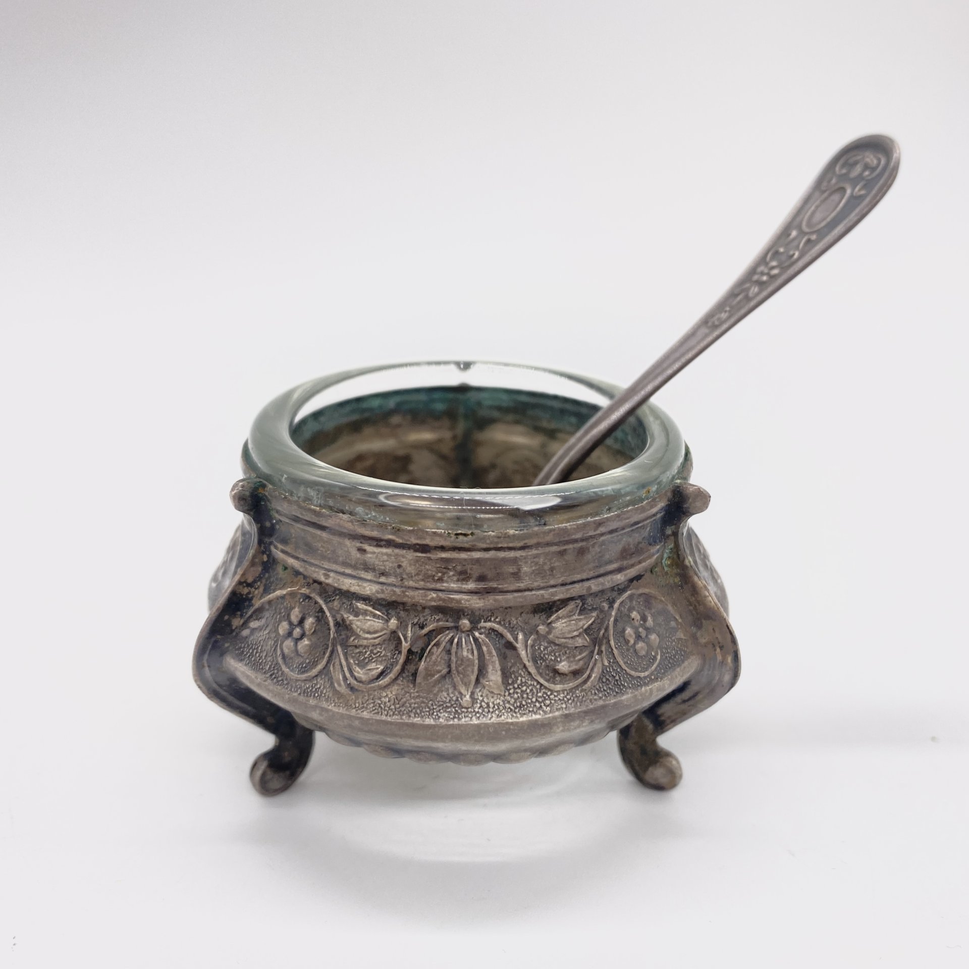Солонка с миниатюрной ложечкой, мельхиор (медь-никель), стекло, Мстерская художественная фабрика  «Ювелир», СССР, 1970-1980 гг.